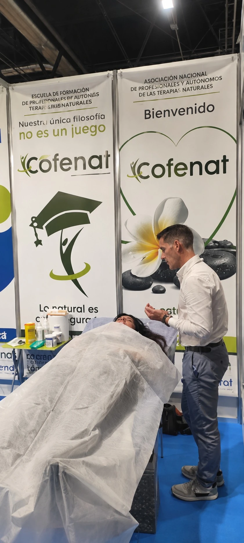 Leonel de Sousa tratando a un paciente en un stand de COFENAT